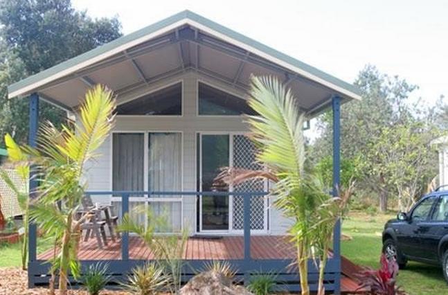 East's Ocean Shores Holiday Park - Manning Point: Large deck on the cottage