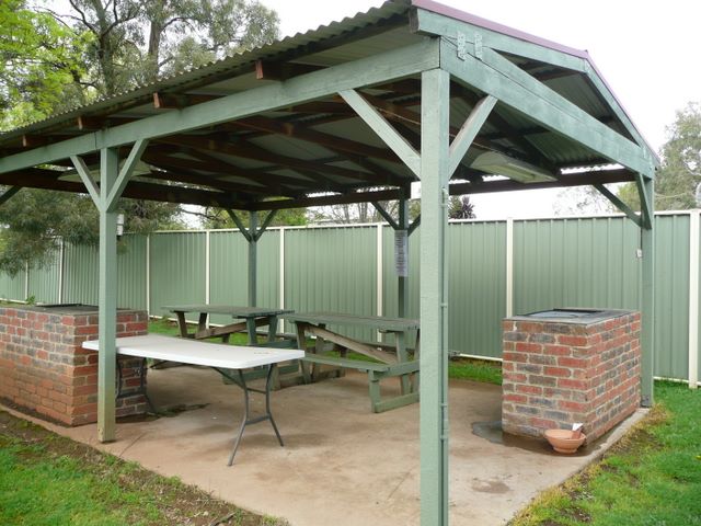 High Country Holiday Park - Mansfield: Sheltered outdoor BBQ