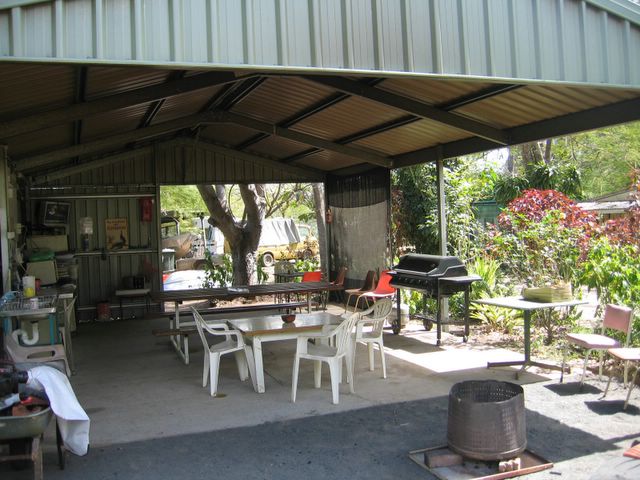 Mareeba Country Caravan Park - Mareeba: Camp kitchen and BBQ area