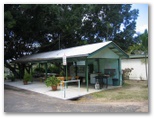 Mareeba Riverside Caravan Park - Mareeba: Camp kitchen and BBQ area