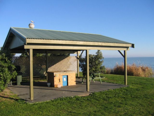 Lake Albert Caravan Park - Meningie: BBQ area with view of Lake Albert
