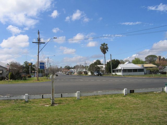 Merriwa Caravan Park - Merriwa: Powered sites for caravans with view of the main street