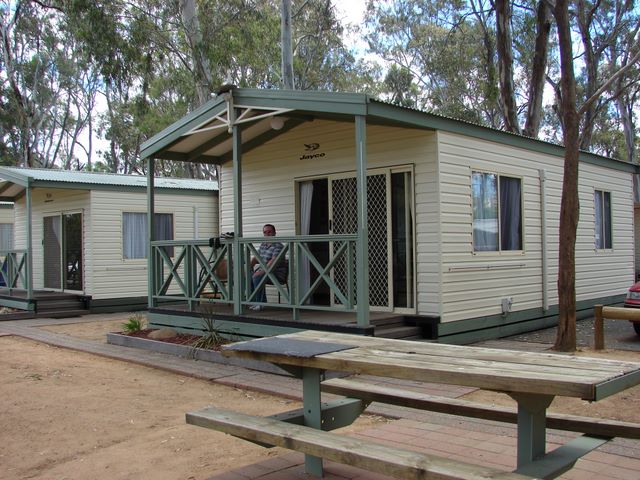 Moama Riverside Caravan Park - Moama: Cottage accommodation, ideal for families, couples and singles
