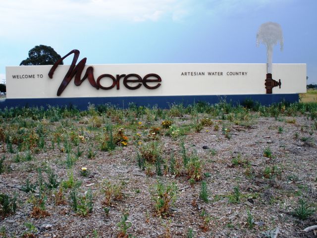 Gwydir Cara Park and Thermal Pools - Moree: Moree Township welcome sign.