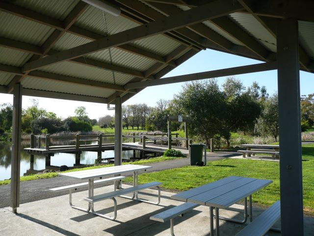 Mortlake Caravan Park - Mortlake: Sheltered BBQ with views of river and jetty