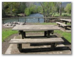 Mount Beauty Holiday Centre and Caravan Park - Mount Beauty: Picnic area with water views