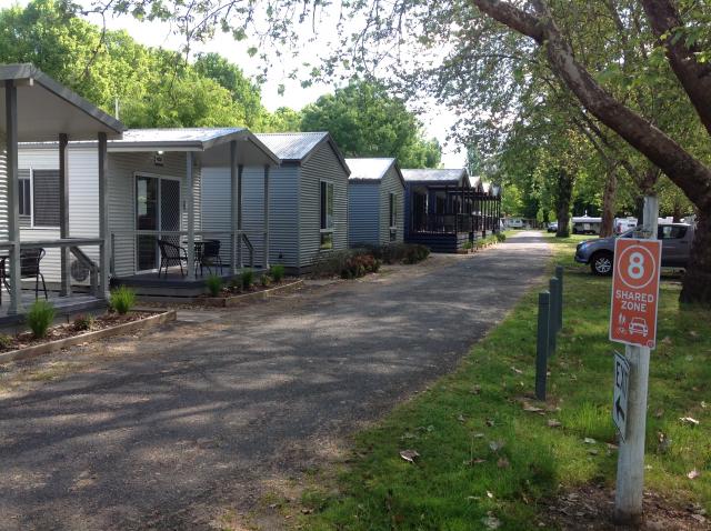 Myrtleford Caravan Park - Myrtleford: Cabin accommodations with plenty of parking at rear 