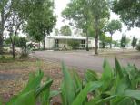 Highway Tourist Village - Narrabri: Long view of amenities block