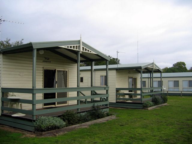 Narrawong Holiday Park - Narrawong: Cottage accommodation ideal for families, couples and singles