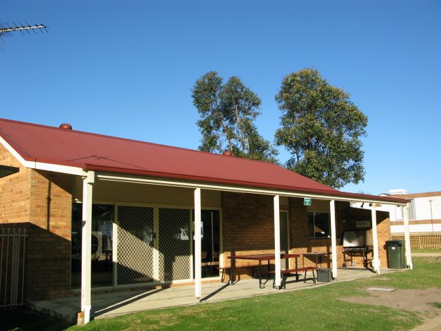 Nicholson River Holiday Park - Nicholson River: Camp kitchen and BBQ area