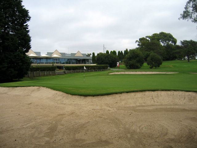 North Ryde Golf Course - North Ryde Sydney: Green on Hole 9 with large bunker