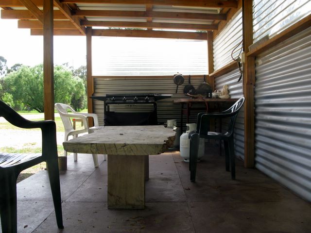Omeo Caravan Park - Omeo: Sheltered outdoor BBQ