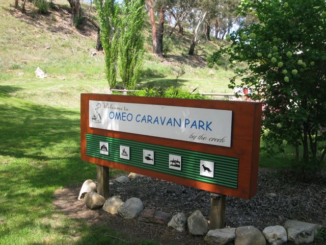 Omeo Caravan Park - Omeo: Omeo Caravan Park welcome sign