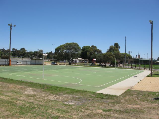Ouyen Caravan Park - Ouyen: Sporting facilities adjacent to the park