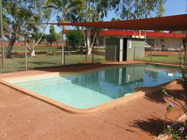 Pardoo Roadhouse Caravan Park - Pardoo: Swimming pool with shading