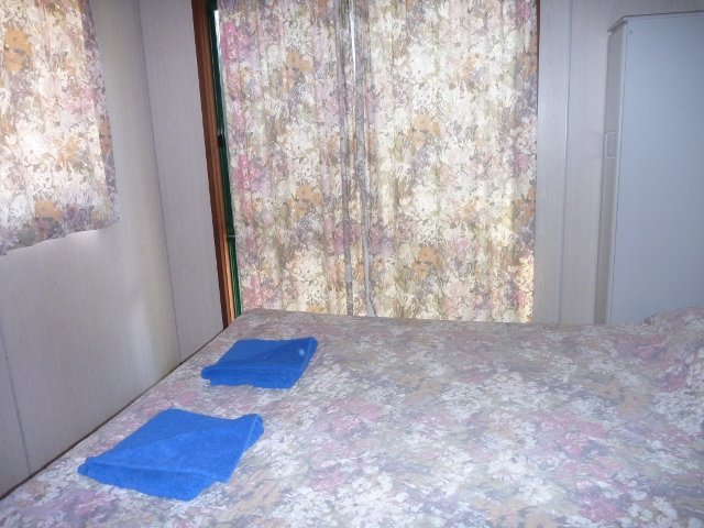 Currajong Caravan Park - Parkes: Interior of cabin showing bedroom