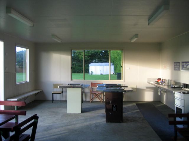 Belfast Cove Holiday Park - Port Fairy: Camp kitchen and BBQ area