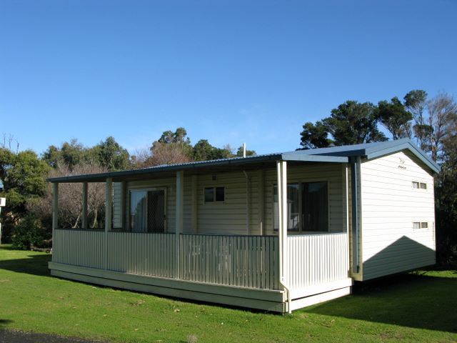 Long Jetty Caravan Park - Port Welshpool: Cottage accommodation ideal for families, couples and singles