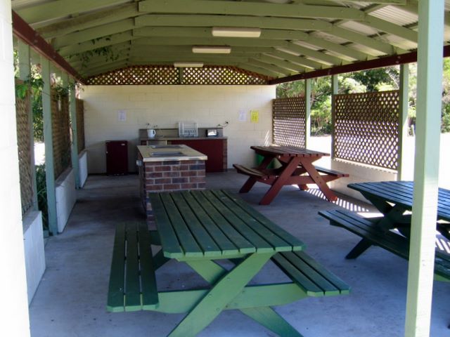 Pottsville North Holiday Park - Pottsville: Camp kitchen and BBQ area