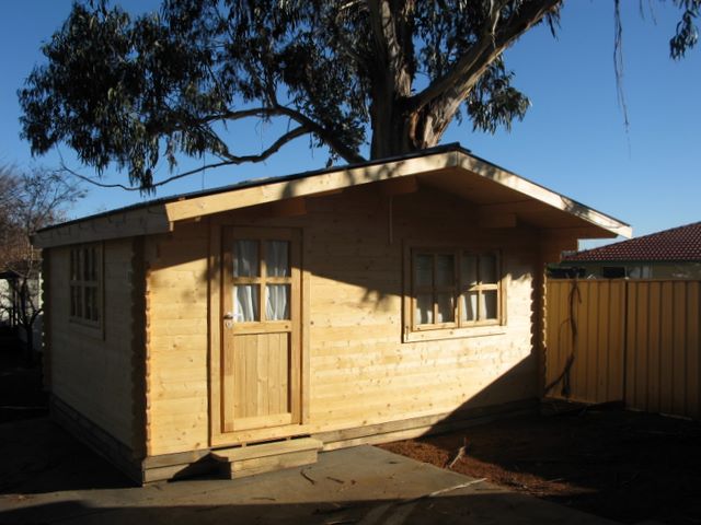 Crestview Tourist Park - Queanbeyan: Cabin accommodation.  This is a delightful building.