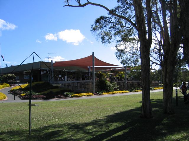 Redland Bay Golf Course - Redland Bay: Clubhouse with shady outdoor area