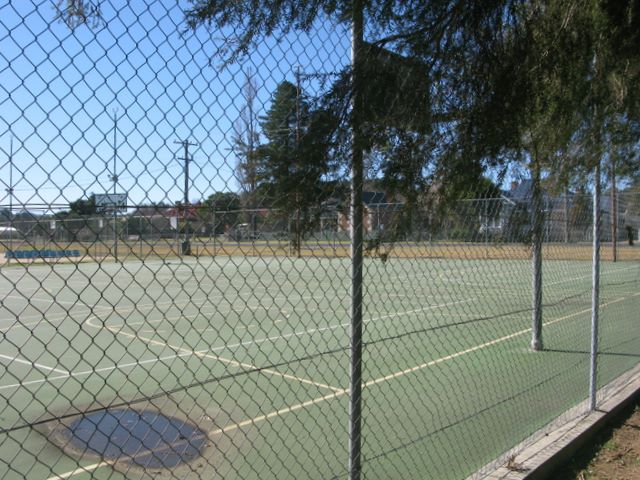 Rylstone Caravan Park - Rylstone: Adjacent tennis court which is available for hire.