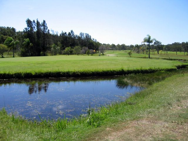South West Rocks Golf Course - South West Rocks: Water before the green on Hole 6