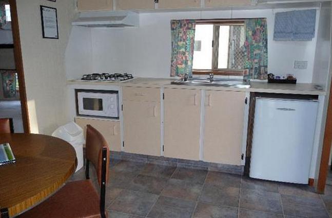 BIG4 St Helens Holiday Park - St Helens: Standard Family Cabin kitchen