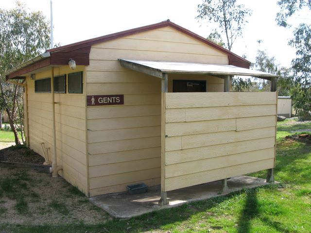 Stawell Park Caravan Park - Stawell: Rest room adjacent to pool and also to reception for new arrivals