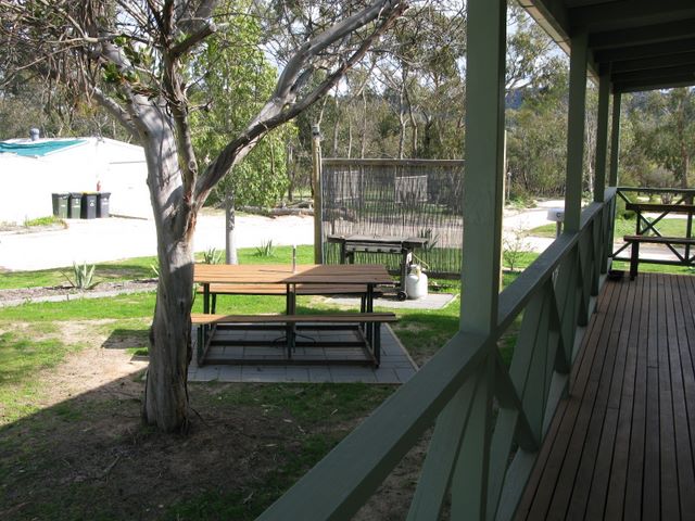 Stawell Park Caravan Park - Stawell: Picnic and BBQ area directly in front of deluxe villa