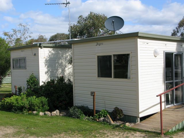 Stawell Park Caravan Park - Stawell: Cottage accommodation, ideal for families, couples and singles