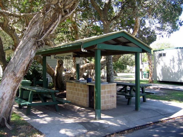 Suffolk Beachfront Holiday Park - Suffolk Park: Camp kitchen and BBQ
