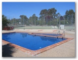 Capital Country Holiday Village - Sutton: Swimming pool and tennis court