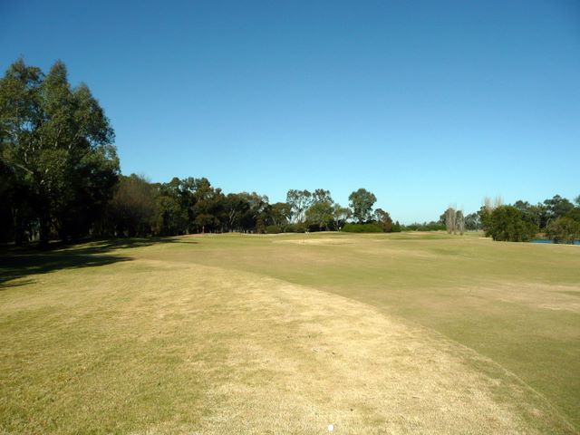 Murray Downs Golf & Country Club - Swan Hill: Approach to the Green on Hole 4