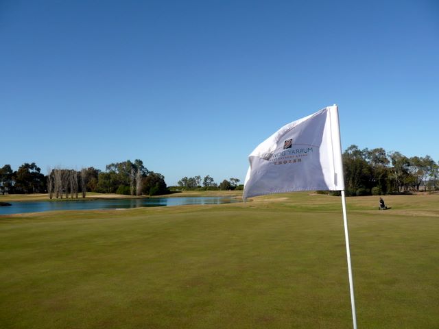 Murray Downs Golf & Country Club - Swan Hill: Green on Hole 5 looking back along fairway