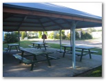 NRMA Sydney Lakeside Holiday Park - Narrabeen: BBQ and outdoor dining area