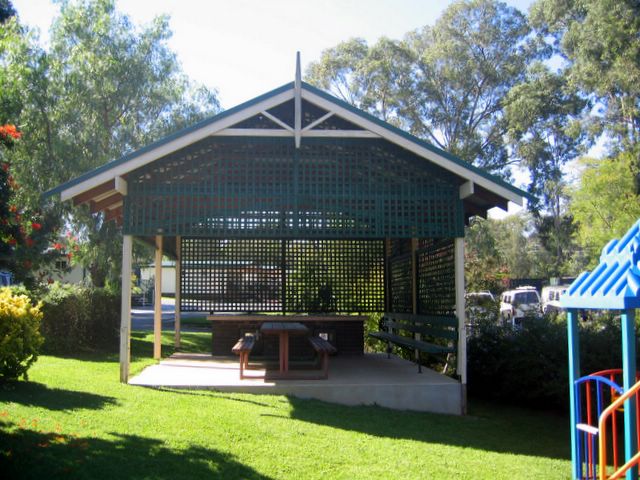 Sydney Getaway Holiday Park - Vineyard: Camp Kitchen and BBQ area