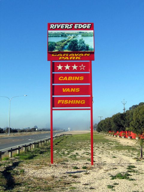 Rivers Edge Caravan Park - Tailem Bend: Rivers Edge Caravan Park welcome sign
