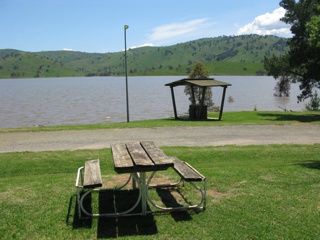 Tallangatta Lakelands Caravan Park - Tallangatta: Sheltered outdoor BBQ and picnic area