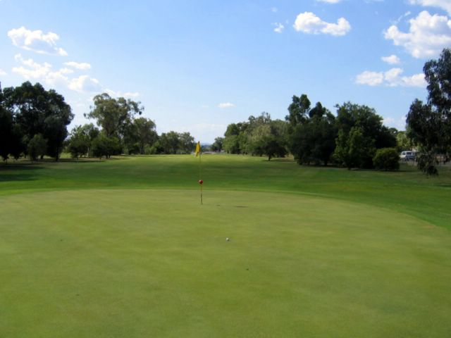 Tamworth Golf Course - Tamworth: Green on Hole 10 looking back along the fairway