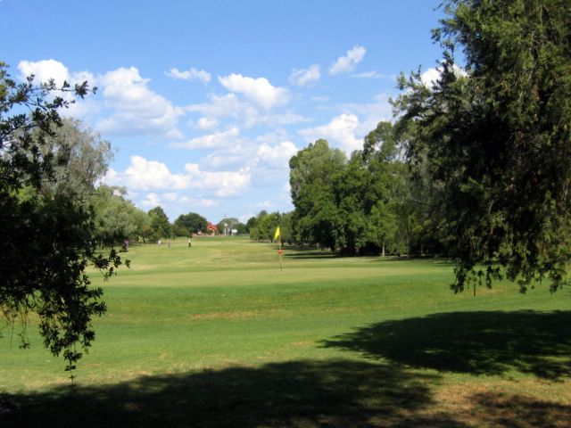 Tamworth Golf Course - Tamworth: Green on Hole 11 looking back along the fairway