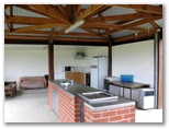 Tatura Caravan Park - Tatura: Interior of camp kitchen