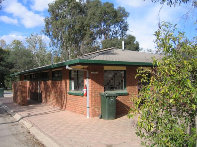 Tocumwal Tourist Park - Tocumwal: Amenities block and laundry