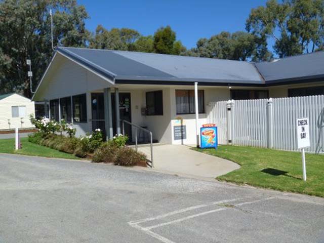 Boomerang Way Tourist Park - Tocumwal: Reception and office 