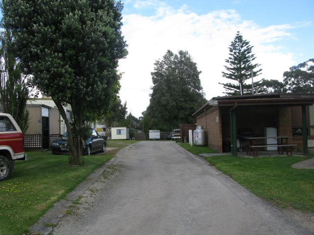 Tooradin Caravan and Tourist Park - Tooradin: Camp kitchen and BBQ area to the right