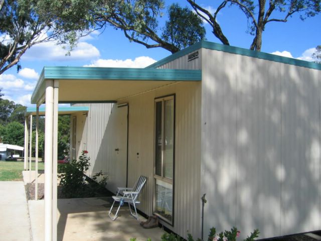 Golden Harvest Motor Village - Toowoomba: Cottage accommodation ideal for families, couples and singles