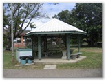 Rowes Bay Caravan Park - Townsville: BBQ area
