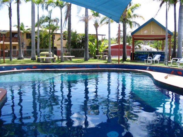 The Lakes Holiday Park - Townsville: Swimming pool with BBQ in the background