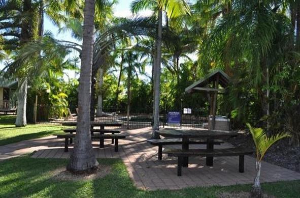 BIG4 Townsville Woodlands Holiday Park - Townsville: Picnic tables