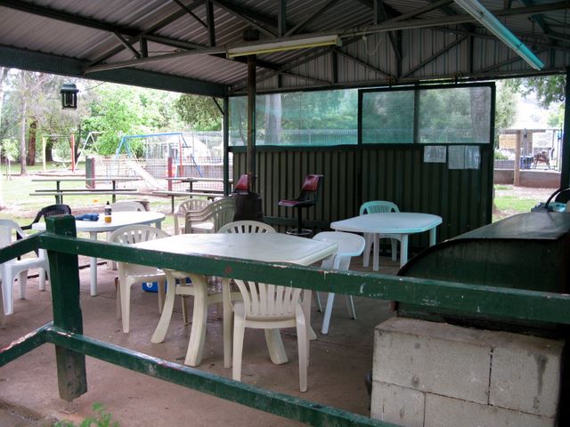 Blowering Holiday Park - Tumut: Camp kitchen and BBQ area